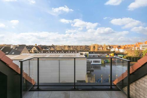 New And Modern Spacious 3 Bedroom Apartment With Private Double Garage