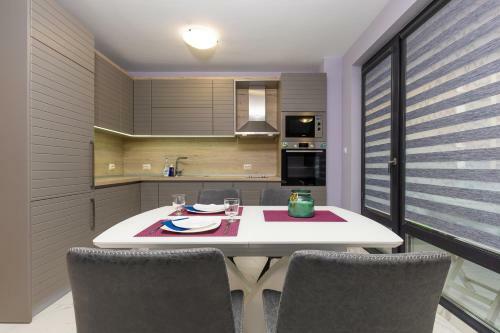 The Purple 1db Apartment With A Parking Spot
