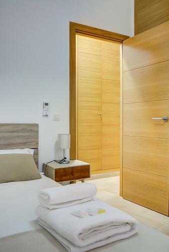 Deluxe Apartment San Julian With Parking
