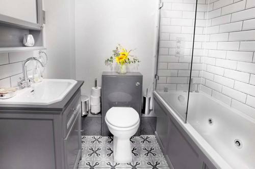 Apartamento Knaphill - 2 Bed House - Private Garden & Parking