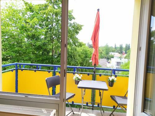 Helles Apartment Mit Balkon Am Gro�en Garten Nahe Stadtzentrum