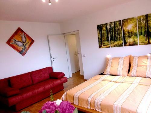 Helles Apartment Mit Balkon Am Gro�en Garten Nahe Stadtzentrum