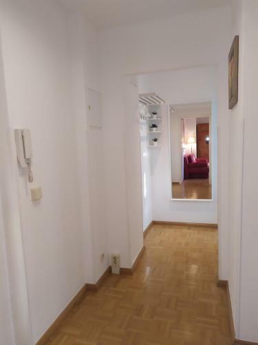 Helles Apartment Mit Balkon Am Gro�en Garten Nahe Stadtzentrum