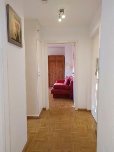 Helles Apartment Mit Balkon Am Gro�en Garten Nahe Stadtzentrum