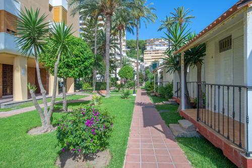 Apartamento Arpa de Tr�boles, 100m Carihuela Beach, By Hellodomik