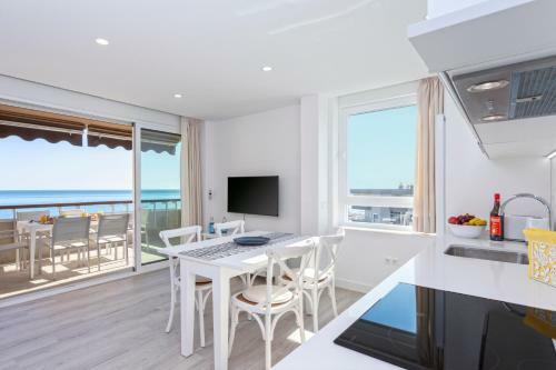 Apartamento Arpa de Tr�boles, 100m Carihuela Beach, By Hellodomik