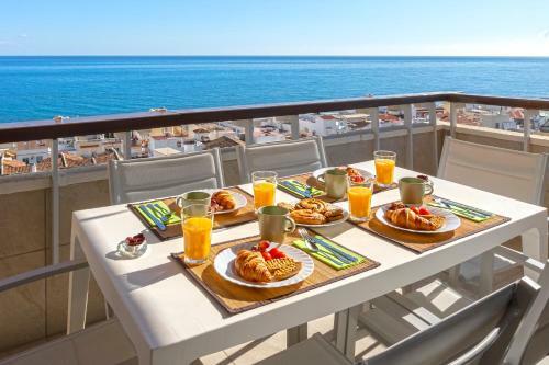 Apartamento Arpa de Tr�boles, 100m Carihuela Beach, By Hellodomik