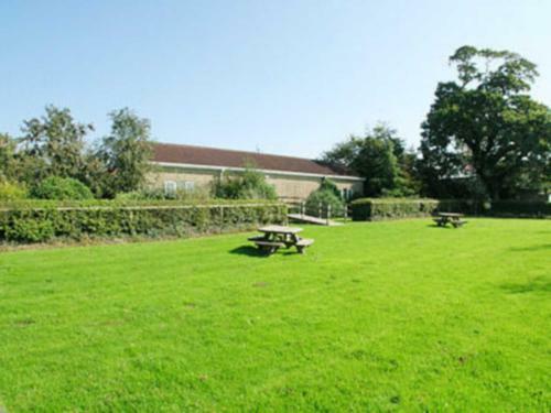 1 Luckington Stables