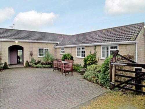 2 Luckington Stables