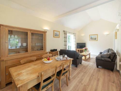 2 Luckington Stables