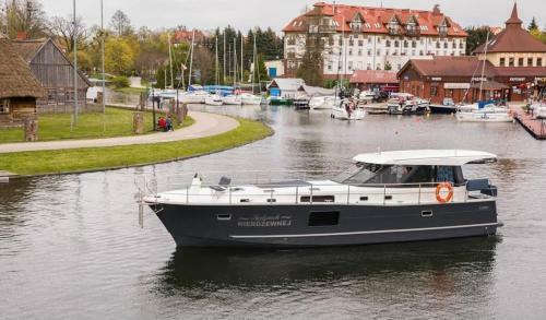 Jacht Motorowy Nautika 1300 Lux