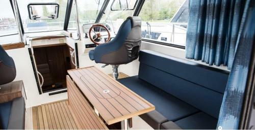 Jacht Motorowy Nautika 1300 Lux