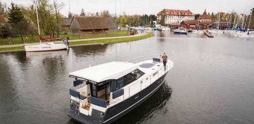 Jacht Motorowy Nautika 1300 Lux
