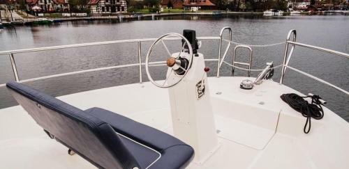 Jacht Motorowy Nautika 1300 Lux