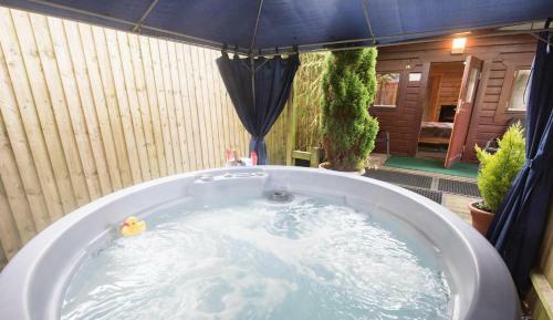 Hostal Cypress Log Cabins B&B