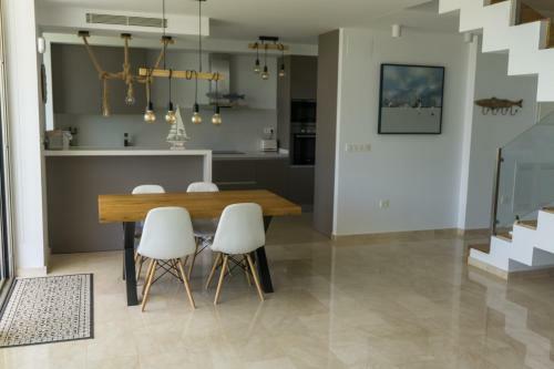 Deluxe Beach House: Sea, Pool & Relax