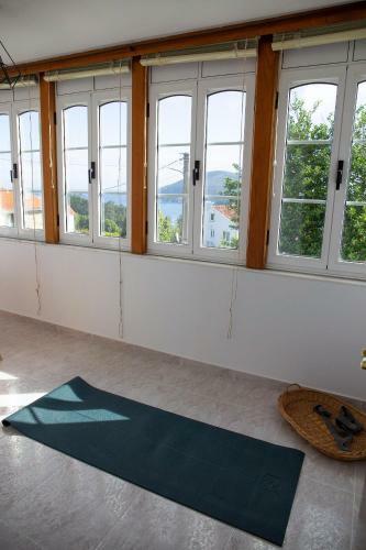 Beachfront Surf & Holiday House, Up To 12 Persons