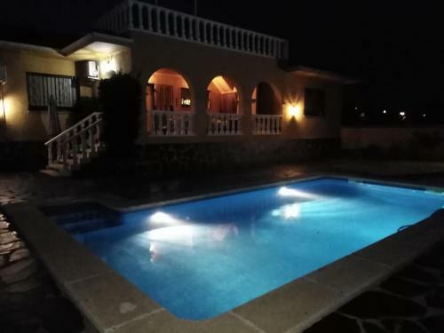Amplio Chalet Con Gran Piscina Y Jardin