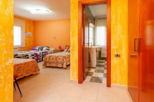Amplio Chalet Con Gran Piscina Y Jardin