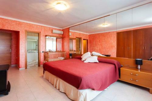 Amplio Chalet Con Gran Piscina Y Jardin