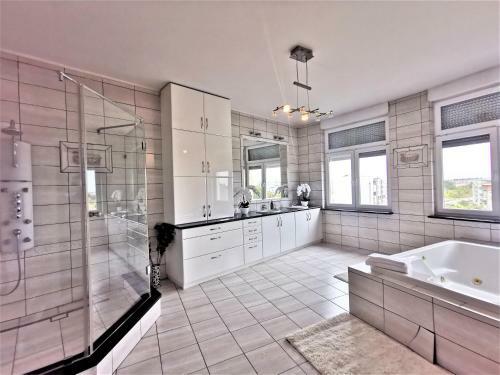 Luxurious Apartment 450m2 -lift -3garages -bilard -jacuzzi