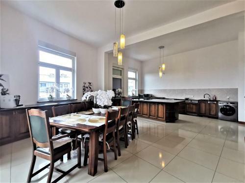 Luxurious Apartment 450m2 -lift -3garages -bilard -jacuzzi