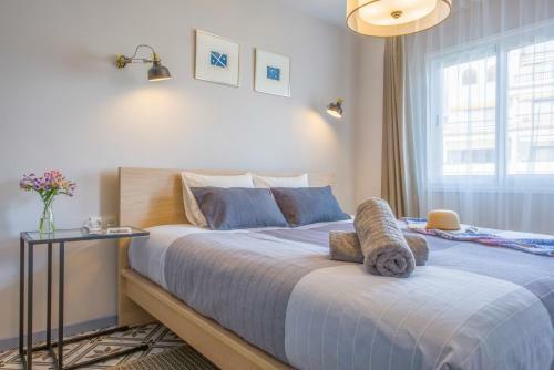 Modern, Bright And Welcoming Oceanfront Apartment