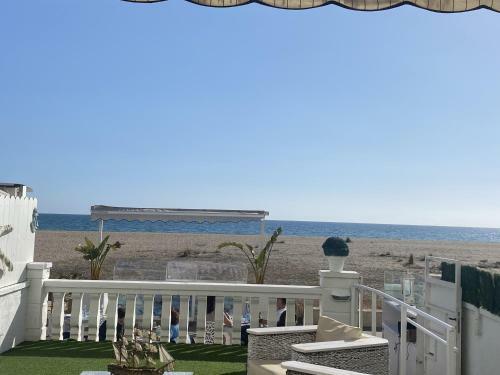 R126 Beachfront Apartment Sant Salvador
