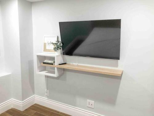 Luxury Apartment With Backyard + Close Transportation