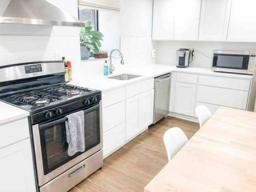 Luxury Apartment With Backyard + Close Transportation
