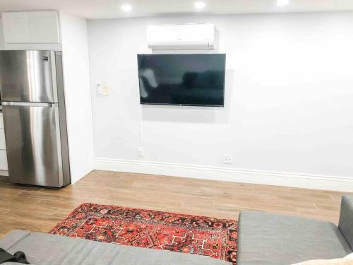 Luxury Apartment With Backyard + Close Transportation