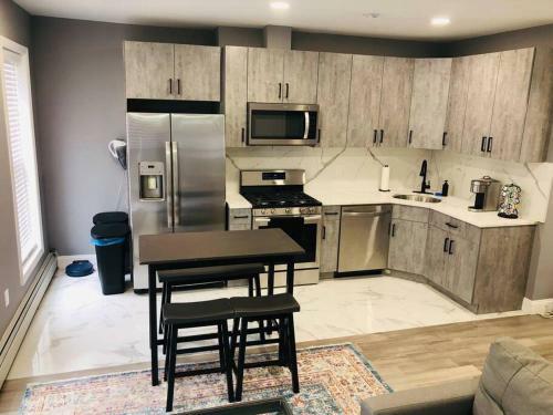Luxury 2 Bedroom Apartment With Laundry & Close Transport