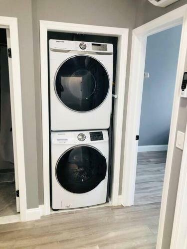 Luxury 2 Bedroom Apartment With Laundry & Close Transport