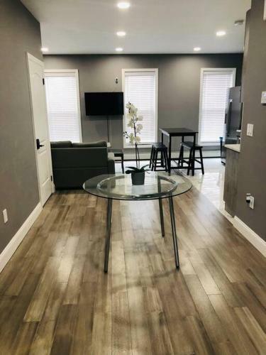 Luxury 2 Bedroom Apartment With Laundry & Close Transport