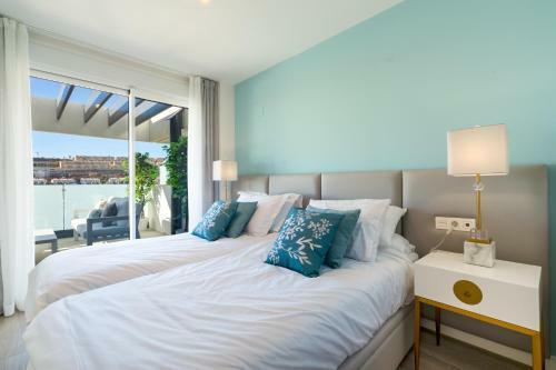 Lets In The Sun - Cala Serena Luxury Apartment