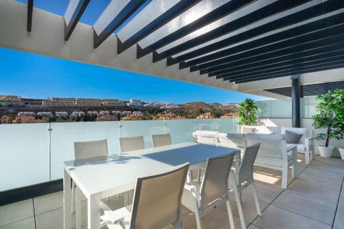 Lets In The Sun - Cala Serena Luxury Apartment