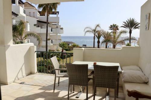 Lets In The Sun Arruzafa Playa Apartment