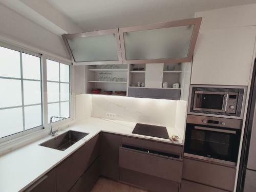 Apartamento Modern Family Home Above Swimming Pool