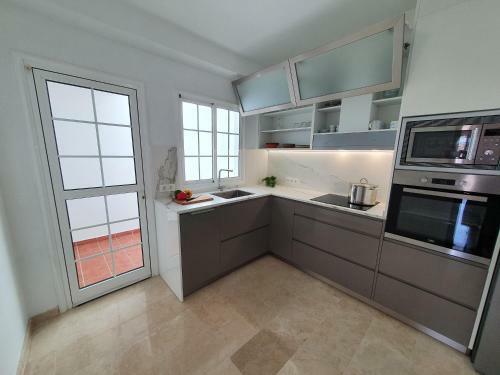 Apartamento Modern Family Home Above Swimming Pool