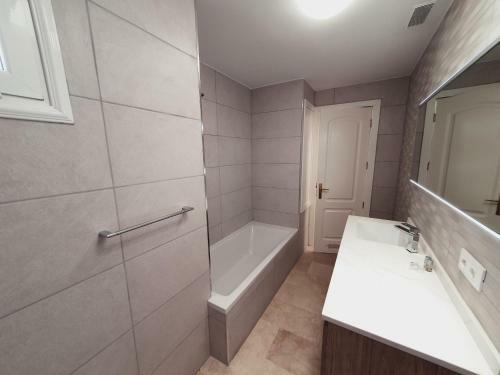 Apartamento Modern Family Home Above Swimming Pool