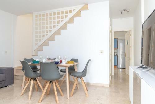 Apartamento Modern Family Home Above Swimming Pool
