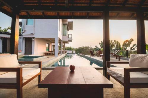 Villa Cliffhouse By Hireavilla, Candolim