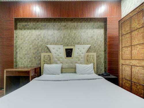 Hotel Capital O 82559 Royal Plaza