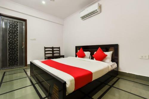 Hotel Oyo 61219 Abhi Town House