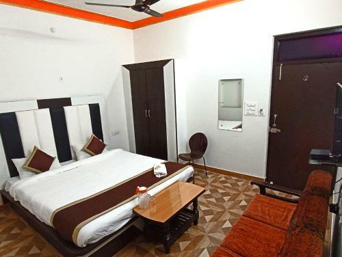 Hotel Dhanush Palace