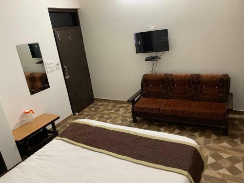 Hotel Dhanush Palace