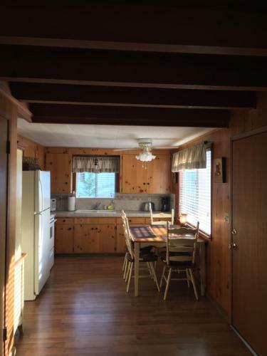 Acorn Rd Cabin With Mountain Views