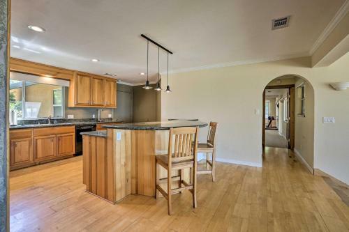 Luxe Auburn Hideaway With Tennis Court And Views!