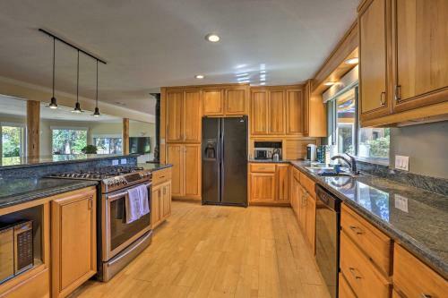 Luxe Auburn Hideaway With Tennis Court And Views!