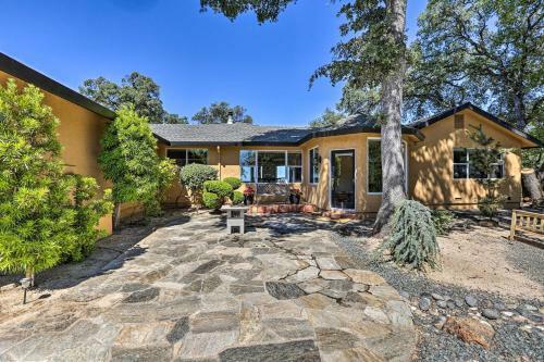 Luxe Auburn Hideaway With Tennis Court And Views!